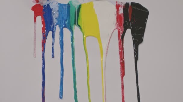 색상의 페인트가 천천히 종이에 드롭됩니다 고품질 비디오 — 비디오