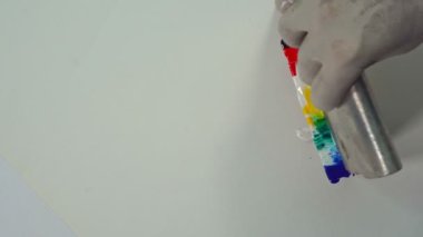 Üst görünüm renkleri karıştırmak için bir renk spatulası kullanın ve gölgeye göre daha yumuşak renk kombinasyonu elde etmek için renkleri silin.