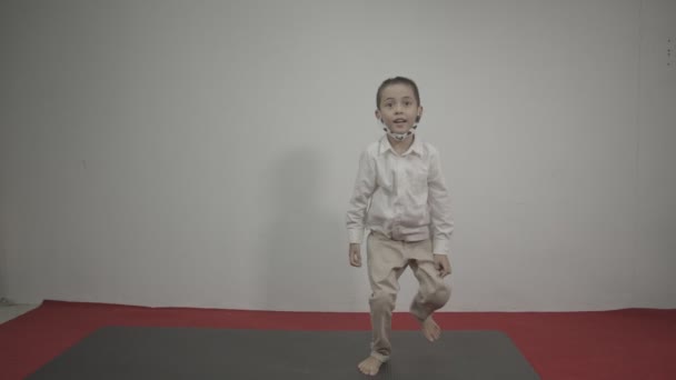 Egy Cuki Fiú Aki Vadul Táncol Vörös Szőnyegen Fehér Háttérben — Stock videók