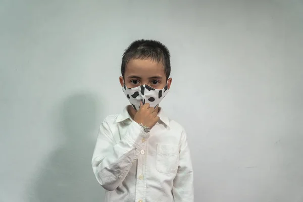 Lindo Niño Caucásico Con Mascarilla Protección Contra Virus Infección Retrato —  Fotos de Stock