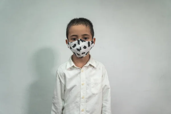 Criança Branca Bonito Com Máscara Facial Proteção Contra Vírus Infecção — Fotografia de Stock