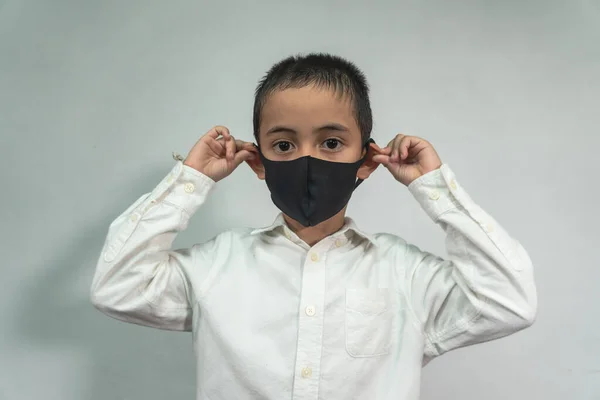 Schattig Blank Jong Kind Met Gezichtsmasker Bescherming Tegen Virussen Infectie — Stockfoto