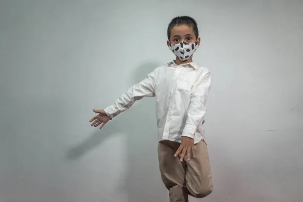 Słodki Biały Dzieciak Masce Ochrona Kontra Wirusy Infekcje Studio Portret — Zdjęcie stockowe