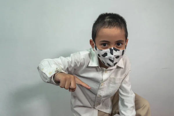 Carino Ragazzo Bianco Con Una Maschera Pois Puntare Dito Carino — Foto Stock