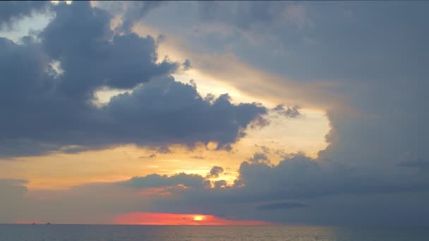 大きな雲が沈む太陽に飛び込んだ — ストック動画