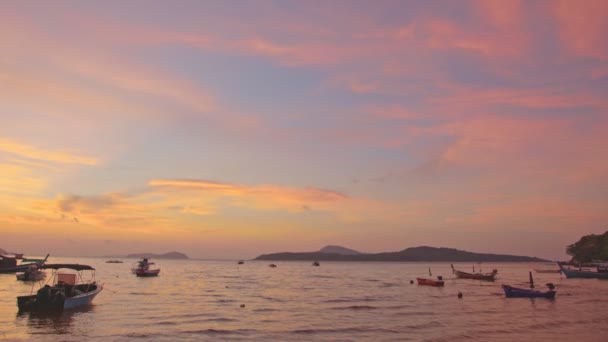 日の出に釣りボートの上に美しいカラフルな空 — ストック動画