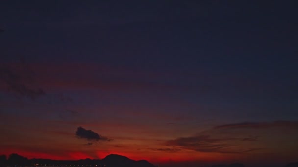 Röd Himmel Över Bergen Vid Skymning — Stockvideo