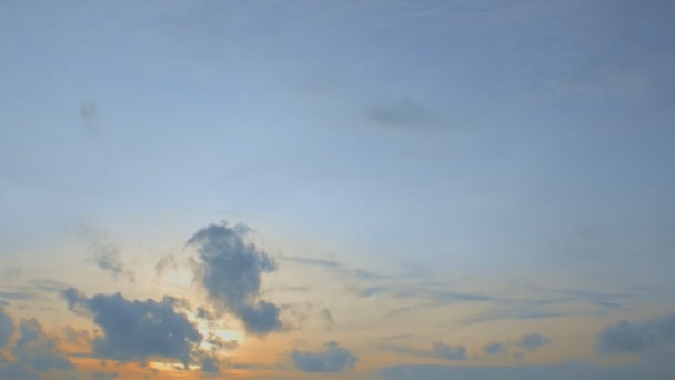Nubes Moviéndose Cielo Impresionante Escena Colorido Cielo Romántico Puesta Sol — Vídeo de stock
