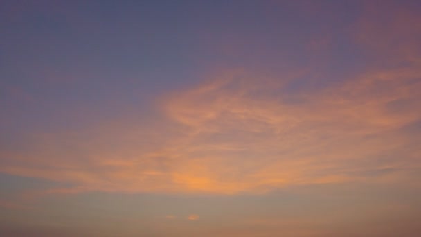 見事な空に雲が動いている カラフルなロマンチックな空の日没と雲 — ストック動画