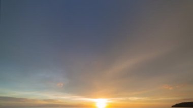 Günbatımında okyanusu kaplayan mor bulutlu romantik gökyüzünün hızlandırılmış sahnesi