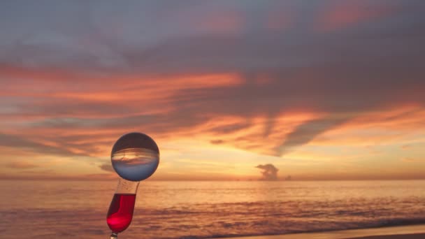 Bola Cristal Colocada Boca Una Copa Vino Tinto Con Mar — Vídeo de stock