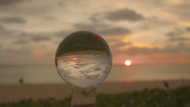 Güzel günbatımında cam üzerinde kristal küre