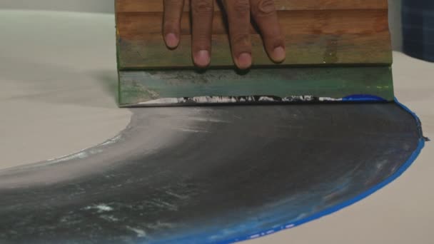 Utilice Una Escobilla Para Limpiar Pintura Sobre Superficie Del Material — Vídeo de stock