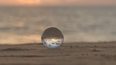 Yengeçler gün batımında kristal kürenin etrafında yürürler. Gün batımında sahildeki yengeçlerin doğal manzarası alışılmadık ve güzeldir. Eşsiz ve yaratıcı bir seyahat fikri..