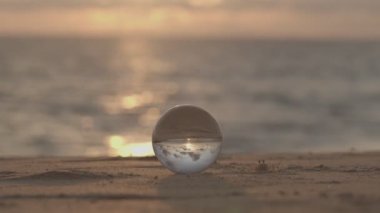 Yengeçler gün batımında kristal kürenin etrafında yürürler. Gün batımında sahildeki yengeçlerin doğal manzarası alışılmadık ve güzeldir. Eşsiz ve yaratıcı bir seyahat fikri..