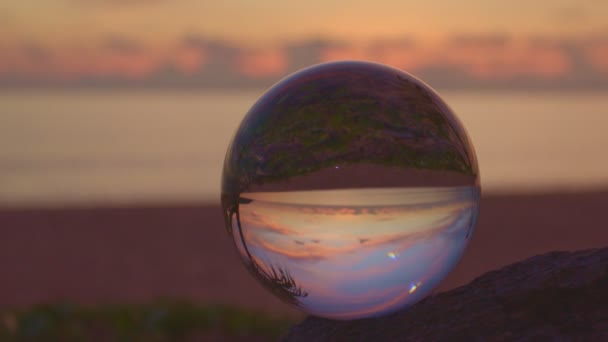 Piękne Niebo Zachodzie Słońca Wewnątrz Kryształowej Kuli — Wideo stockowe