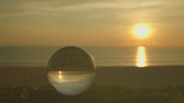 Zachód Słońca Wewnątrz Kryształowej Kuli Plaży — Wideo stockowe