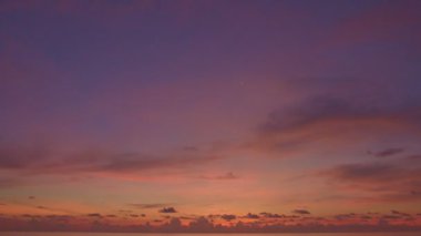 Sersemletici gökyüzünde hareket eden bulutlar. Renkli romantik gökyüzü manzarası Bulutlu günbatımı. 