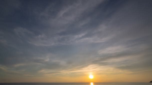 Σύννεφο Βροχής Στο Ηλιοβασίλεμα Πάνω Από Θαλασσινό Νερό Βραδινό Τοπίο — Αρχείο Βίντεο