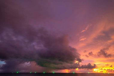 tatlı mor gün batımı manzarası doğanın inanılmaz ışığı bulutlu gökyüzü