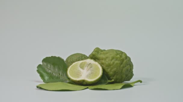 Bergamot Kaffir Limon Yapraklarının Keskin Bir Aroması Vardır Genellikle Balık — Stok video