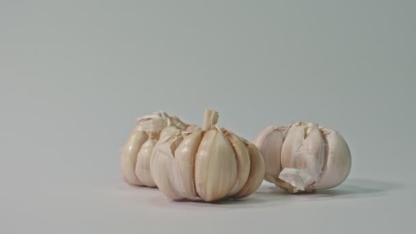 大蒜是烹饪中常用的调味品 白色背景的大蒜 高质量的4K视频 摄影棚拍摄 — 图库视频影像