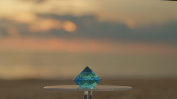 Diamant Bleu Marine Placé Sur Une Vitrine Rotative Continuer Tourner — Video