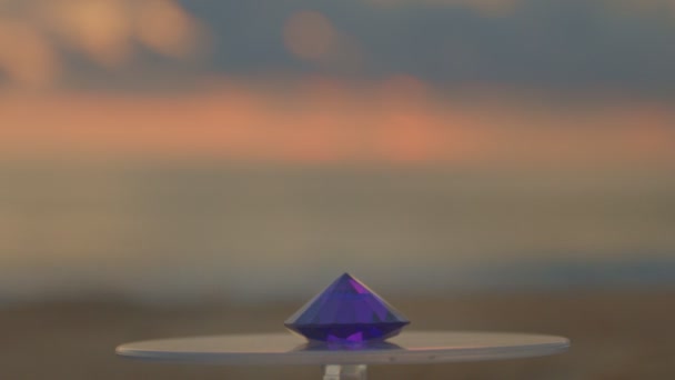 Modrý Diamant Umístěný Otočném Vitríně Stále Otáčí Video Vysoce Kvalitní — Stock video
