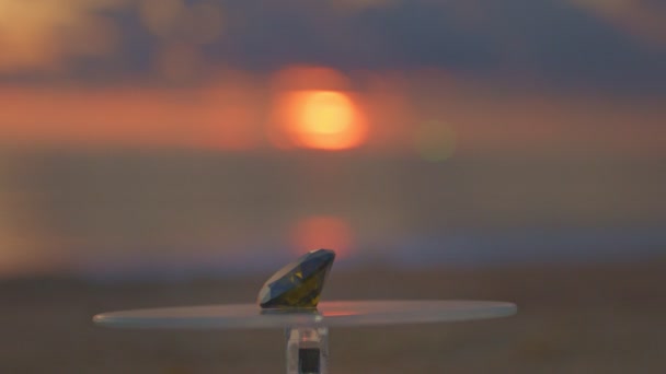 Diamante Verde Colocado Uma Vitrine Giratória Continuar Girando Vídeo Vídeo — Vídeo de Stock