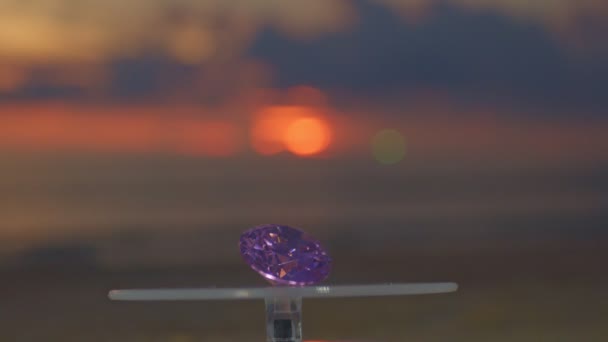 Diamante Rosa Collocato Una Vetrina Rotante Continuare Girare Video Video — Video Stock