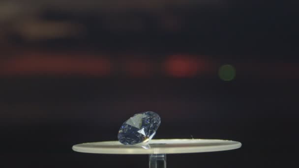 Diamante Bianco Posto Una Vetrina Rotante Continuare Girare Video Video — Video Stock