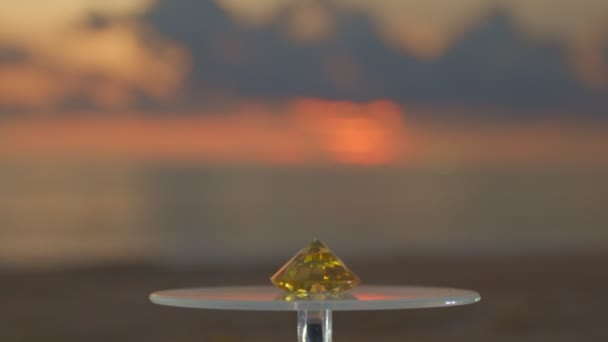 Žlutý Diamant Umístěný Otočném Vitríně Stále Otáčí Video Vysoce Kvalitní — Stock video