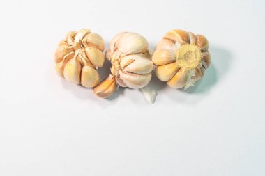 Sarımsak, yemek pişirmede kullanılan popüler bir baharattır. Beyaz arka planda sarımsaklar.