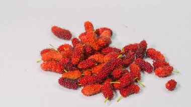 Dut, önemli maddelerin bir bileşenidir. Hafif bir kokusu var. Yemek yemek sağlığın için iyidir. Çünkü C vitamini, diyet lif, demir ve protein yüksek kaliteli video 4K Küçük meyve dutu içerir