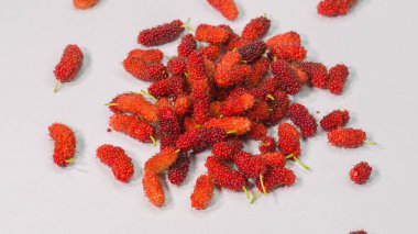 Dut, önemli maddelerin bir bileşenidir. Hafif bir kokusu var. Yemek yemek sağlığın için iyidir. Çünkü C vitamini, diyet lif, demir ve protein yüksek kaliteli video 4K Beyaz arka planda küçük meyve dutu. Stüdyo çekimi..