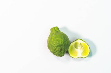 Bergamot ve kaffir limon yapraklarının keskin bir aroması vardır ve genellikle balık kokusuyla pişirmek için kullanılır..