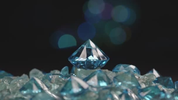 Diamante Blu Acquamarina Posto Una Pila Pietre Blu Grezze Sfondo — Video Stock