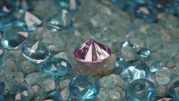 Amethyst Diamant Auf Einem Haufen Blauer Rohsteine Vor Schwarzem Hintergrund — Stockvideo