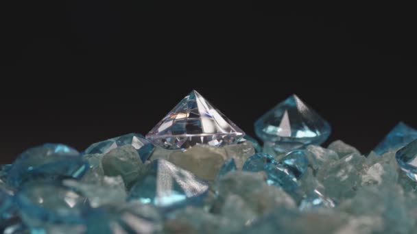 Witte Diamant Geplaatst Een Stapel Ruwe Blauwe Stenen Zwarte Achtergrond — Stockvideo