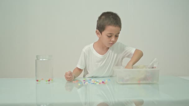 Ragazzo Carino Giocato Felicemente Perle Multicolori Nella Stanza Bianco Video — Video Stock