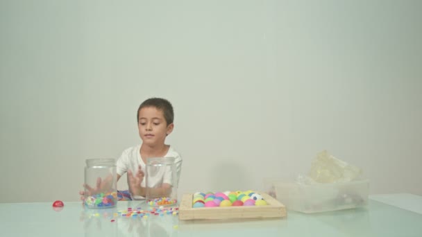 Ragazzo Carino Giocato Felicemente Perle Multicolori Nella Stanza Bianco Video — Video Stock