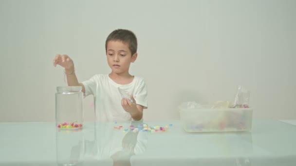 Ragazzo Carino Giocato Felicemente Perle Multicolori Nella Stanza Bianco Video — Video Stock