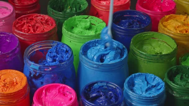 Используйте Ложку Подкрасить Голубую Краску Стеклянный Ведро Цветной Фон Чернил — стоковое видео