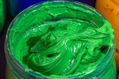 Cam kovadaki baskılı tişört için yeşil mürekkep rengini kapat