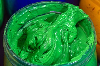 Cam kovadaki baskılı tişört için yeşil mürekkep rengini kapat