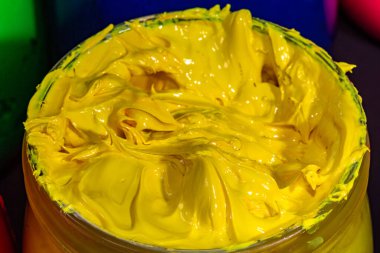 Cam kovadaki baskılı tişört için sarıyı kapat. Renkli sarı mürekkep arkaplanı..