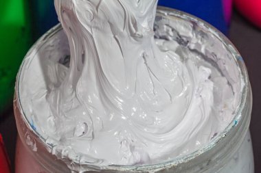 Cam kovaya basılı tişört için beyaz mürekkep rengini kapat