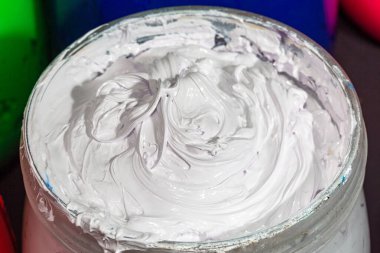 Cam kovaya basılı tişört için beyaz mürekkep rengini kapat