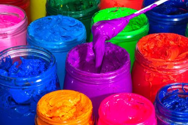 Mor boyayı kepçelemek için bir kaşık kullan. Cam kovadaki mor boyayı kaşıkla temizle. Renkli mürekkep arkaplanı