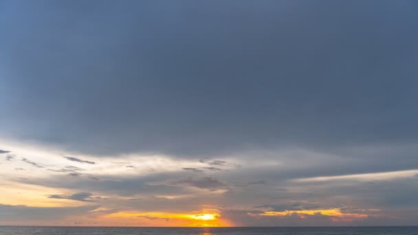 4K雄大な日没や日の出の風景の時間経過自然の雲と雲の驚くべき光が転がっています 海の上の4Kのカラフルな暗い日の出の雲 — ストック動画